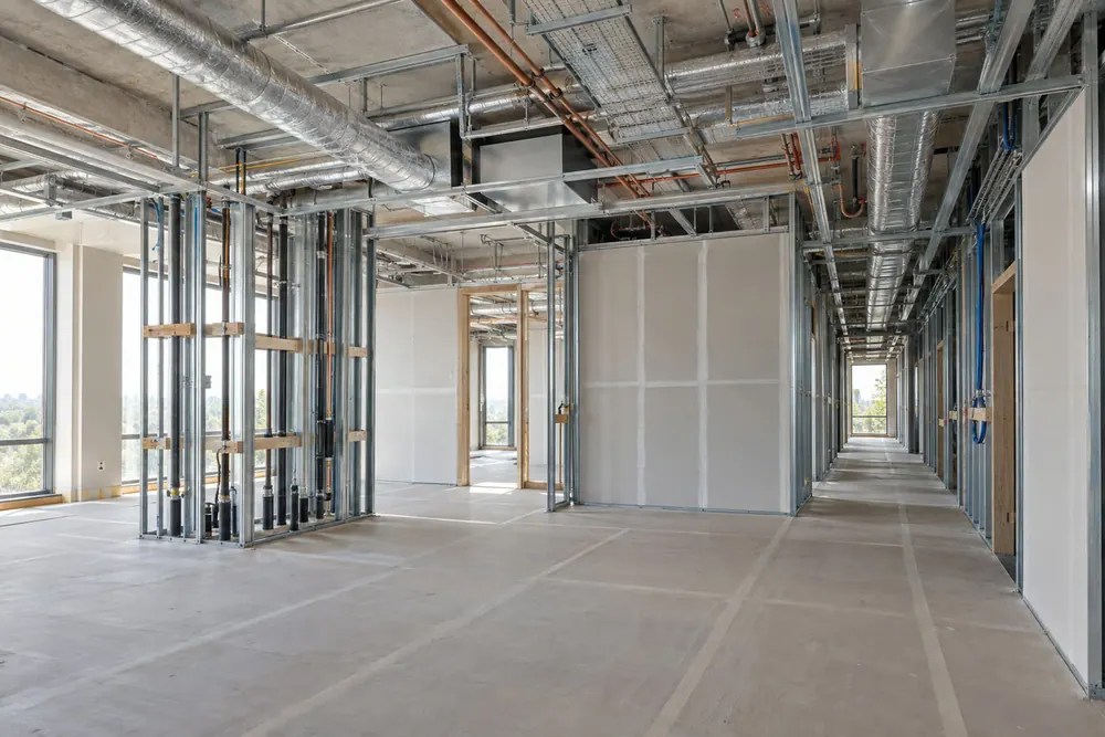 Chantier en cours : réseaux apparents, ossatures de cloisons, gainable
